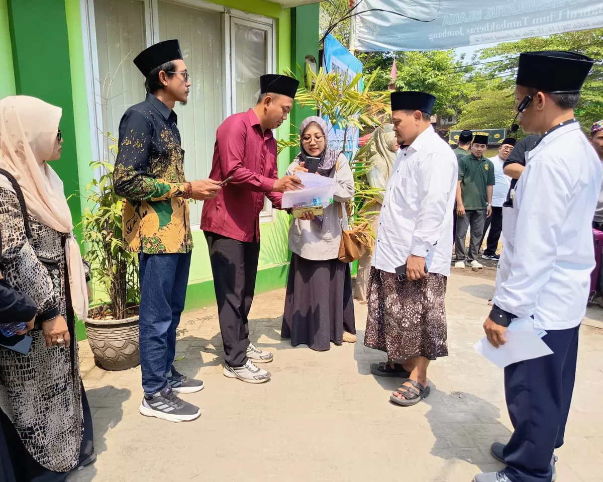 Panlok Muktamar ke 35 NU mensimulasikan pendaftaran peserta di titik lokasi. (SketsaNusantara.id)