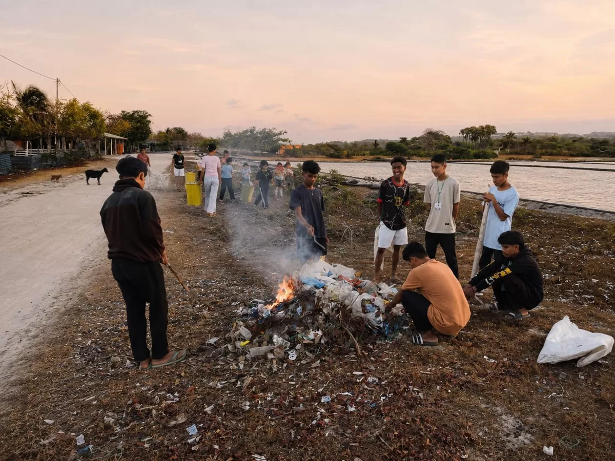 Peserta Bible Camp saat melaksanakan bakti sosial dengan membersihkan ruas jalan.  (Yongki Pawe Due/SketsaNusantara.id)