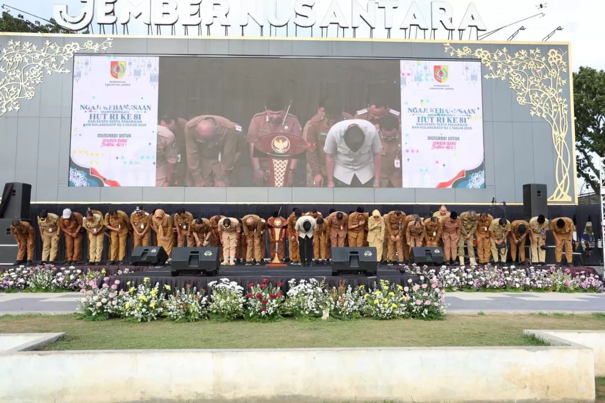 Bupati Jember Muhammad Fawait bersama dengan para ASN di Jember. (Dok Diskominfo Jember)