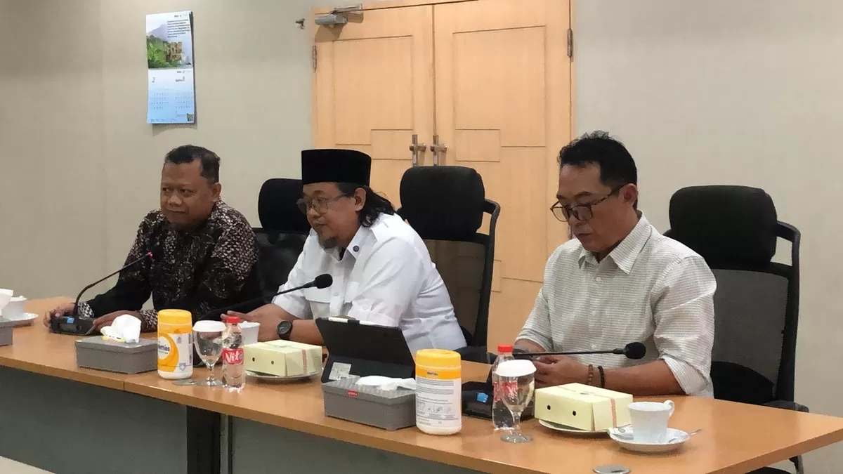 Ketua Komisi C DPRD Jember Ardi Pujo Prabowo bersama Dirut PDP Kahyangan dan PTPN I (Angga Juli Setiawan/SketsaNusantara.id)