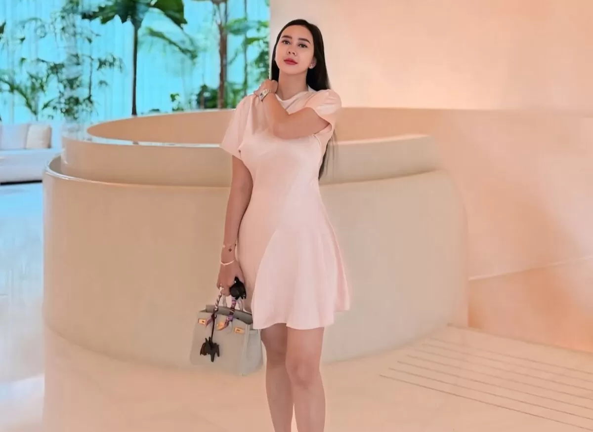 Aura Kasih sampaikan hal-hal yang berkaitan dengan pekerjaan hingga asmaranya bersama kekasih barunya. (Instagram.com/@aurakasih.)
