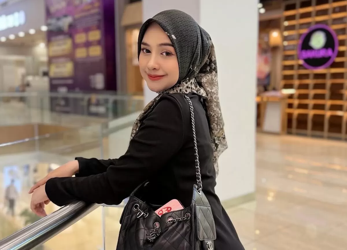Ria Ricis ikut komentari isu liar yang menyeret Oki Setiana Dewi yang diduga hubungannya dengan sang suami sudah mulai renggang. (Instagram.com/@riaricis1795.)
