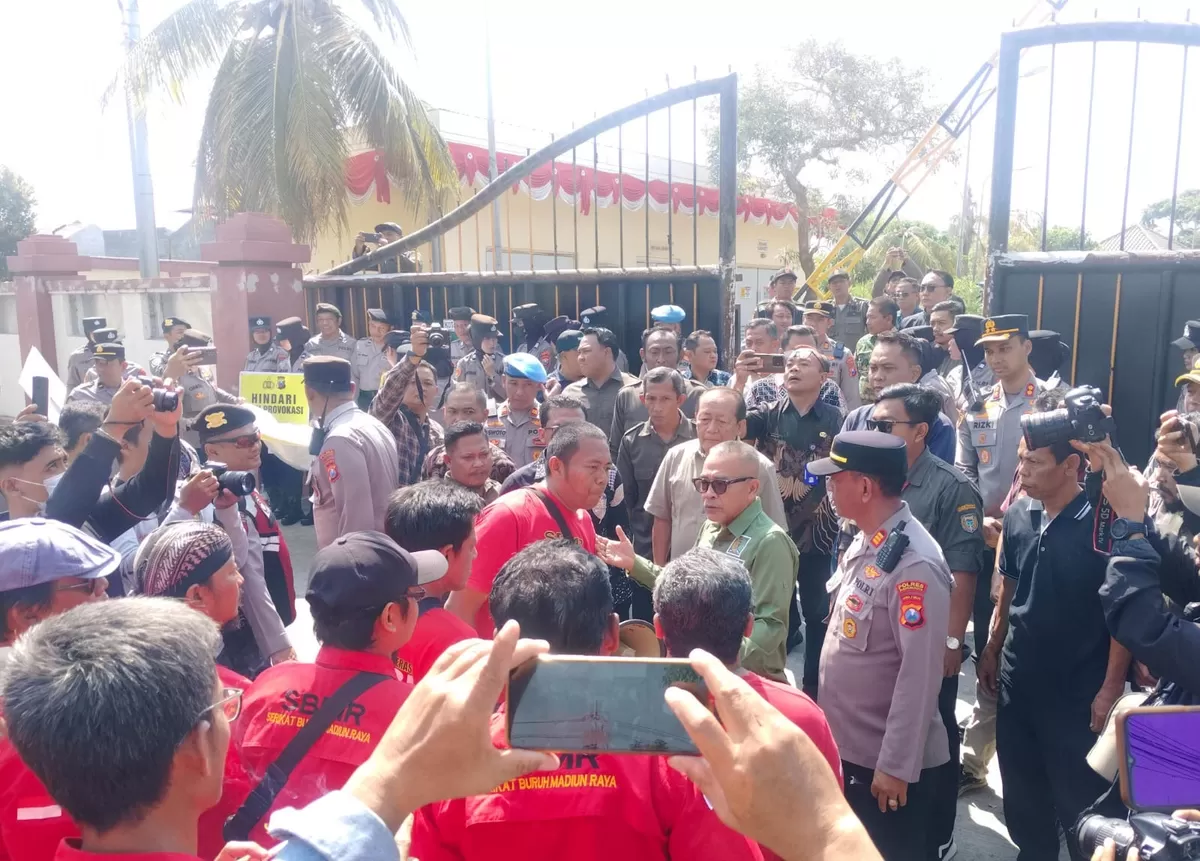 Puluhan massa aksi saat menyampaikan aspirasi di depan Gedung DPRD Kota Madiun. (Pamula Yohar C/SketsaNusantara.id)
