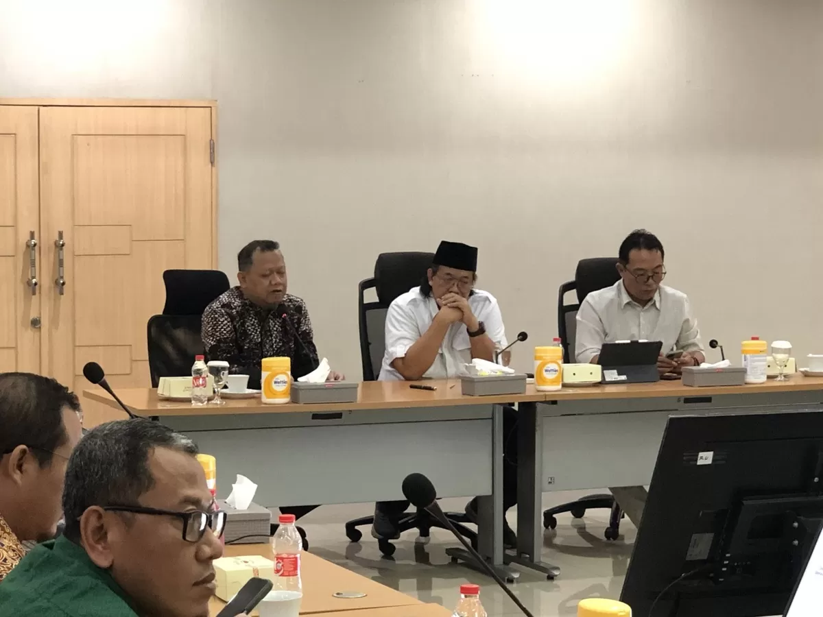 Dirut PP Kahyangan Jember Gogot Cahyo Baskoro (tengah) (Angga Juli Setiawan/SketsaNusantara.id)