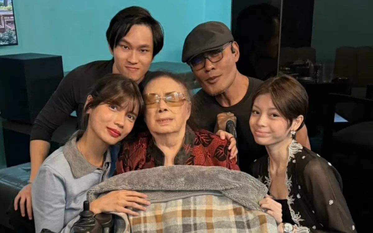 Potret ibunda Deddy Corbuzier ditemani keluarga, temasuk Sabrina Chairunnisa dan kedua cucunya, Nada dan Azka sebeluk berpulang (Instagram/mastercorbuzier )