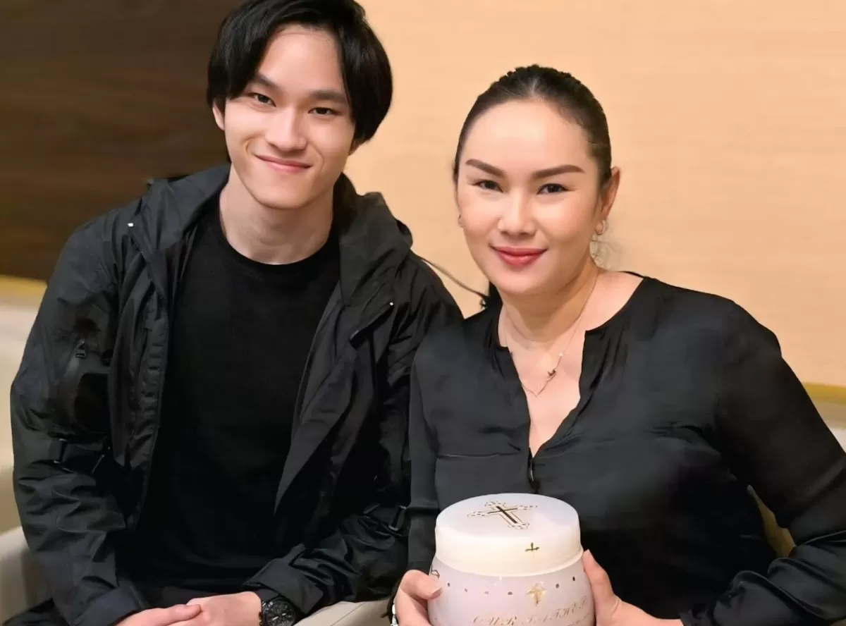 Kalina Ocktaranny ikut dampingi sang putra, Azka Corbuzier sambil membawa guci berisi abu dari jenazah mantan ibu mertuanya alias ibu Deddy Corbuzier. (Instagram.com/@kalinaocktaranny.)
