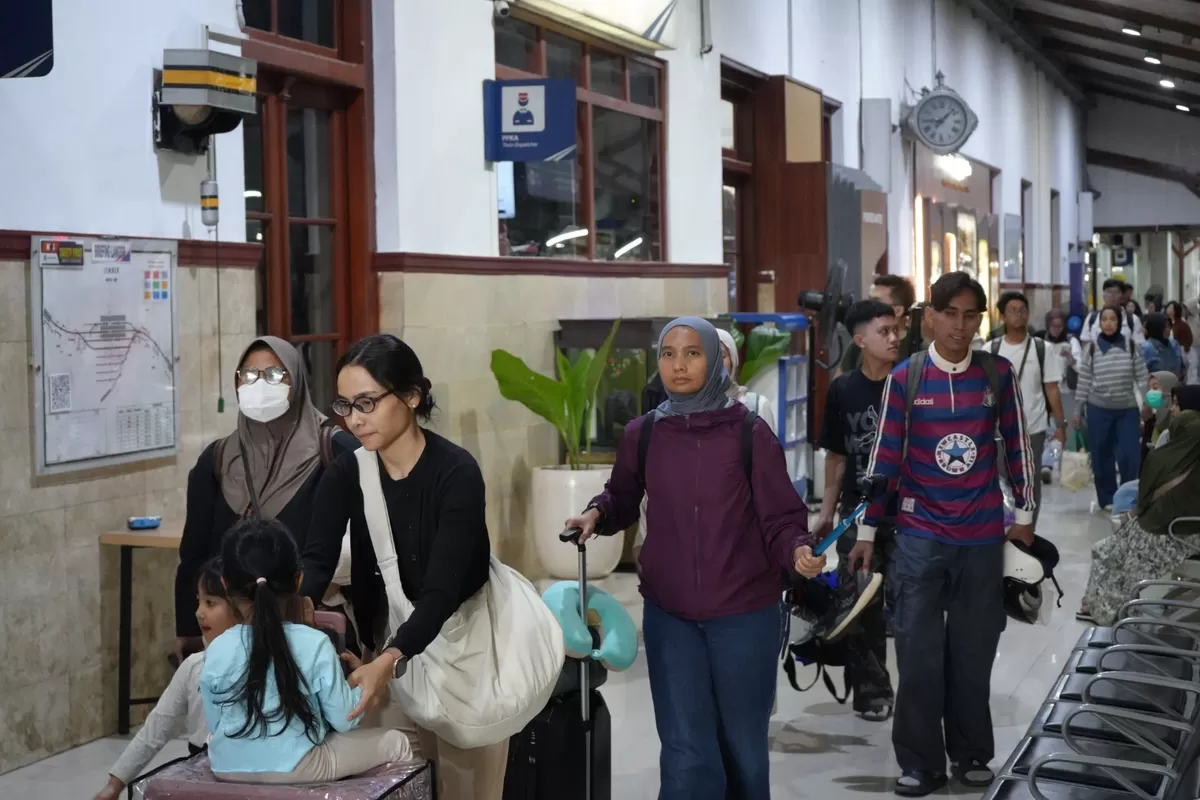 Suasana Kedatangan Penumpang KA Logawa di Stasiun Jember (26/8)