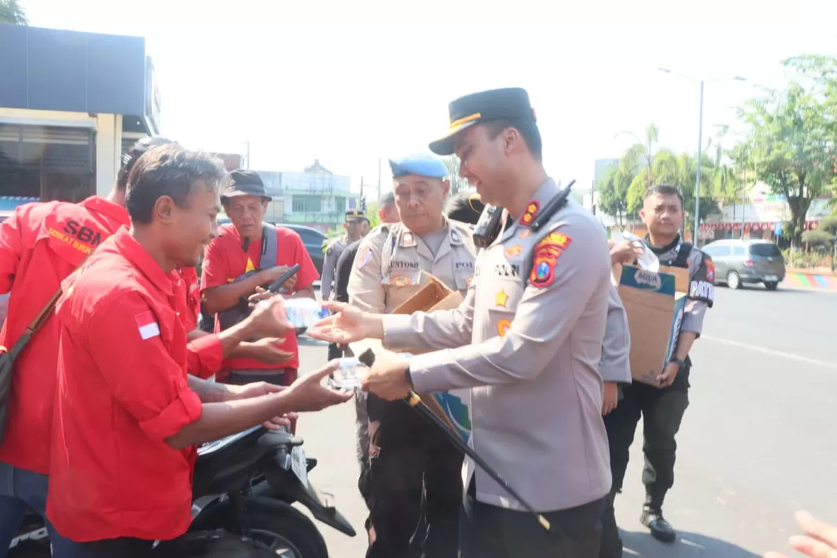 Peserta aksi menerima air mineral. (Pamula Yohar C/SketsaNusantara.id)