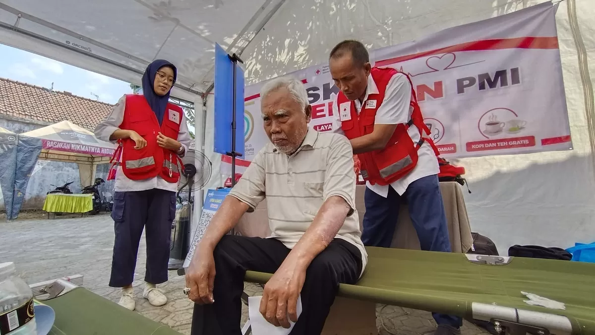 Posko layanan kesehatan dan relaksasi yang didirikan Palang Merah Indonesia Kabupaten Jember di arena Muktamar ke-35 Nahdlatul Ulama ramai dikunjungi para peserta serta warga lokal di Jombang