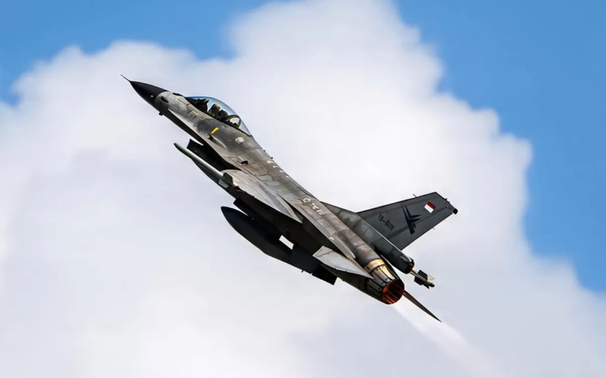 Potret Pesawat Tempur F-16 Fighting Falcon yang jadi perbincangan di media sosial usai terlihat beberapa kali seliweran di langit Jakarta (Instagram/skuadronudara_3)