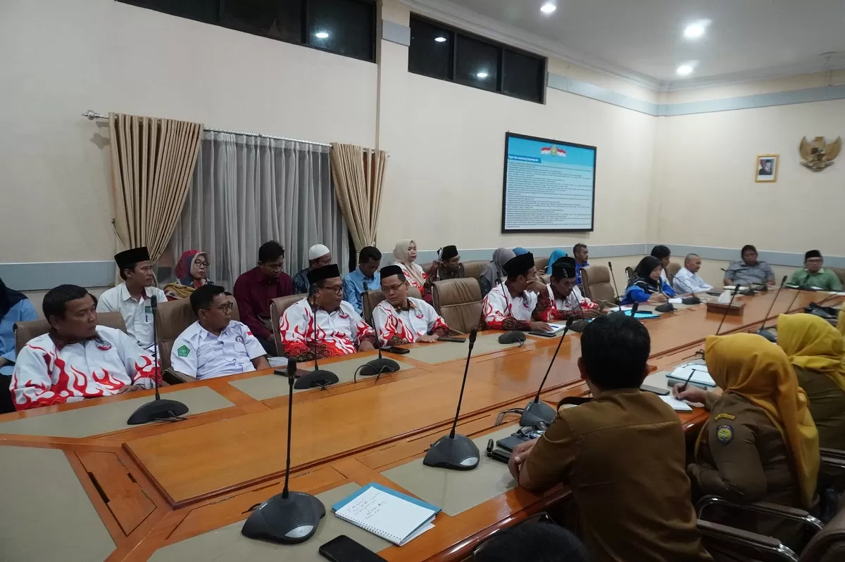 Audiensi Komisi II DPRD Indramayu dengan guru madrasah dan sekolah swasta (Dok. DPRD Indramayu)