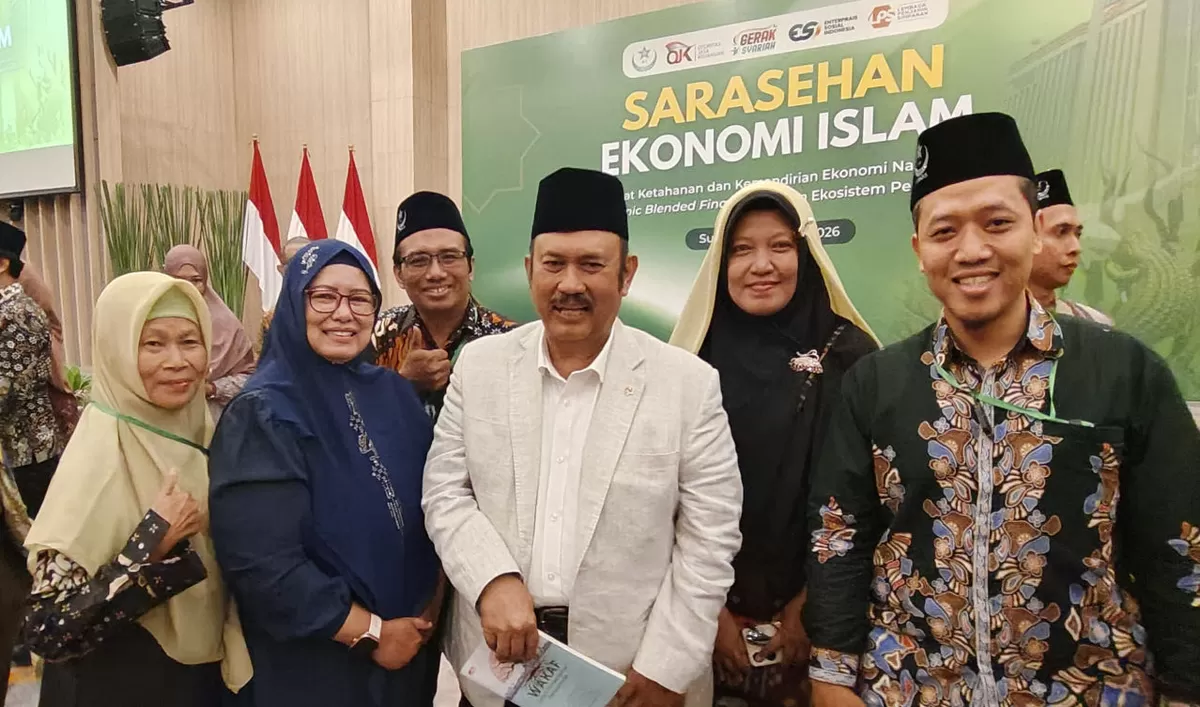 Sekjen PGMM (kerudung biru) bersama Kepala Bappenas (baju putih) di acara Sarasehan Ekonomi Islam di Gedung OJK Jatim (Ist)