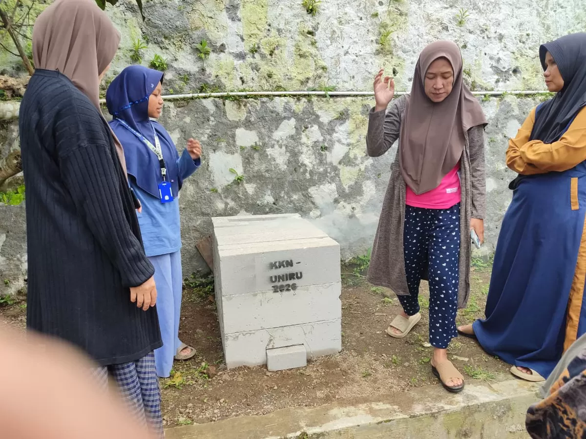 Mahasiswi KKN Universitas Riyadlul Ulum ciptakan mini rocket stove untuk kelola sampah di Desa Muktisari, Majalengka (Ist)