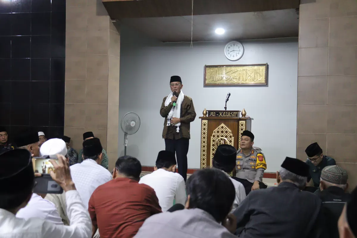 Bupati Ciamis Herdiat Sunarya melaksanakan tarawih keliling terakhir di Cikoneng (Ist)