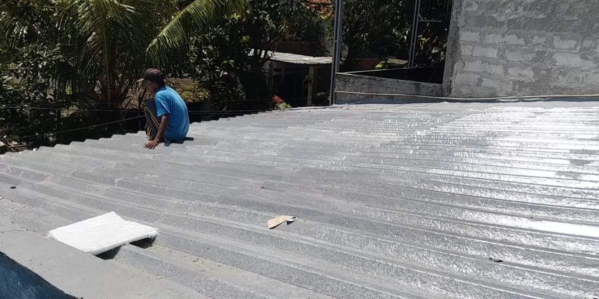 Penggantian atap dalam pelaksanaan program &lsquo;Ganti Atap Rumah Wartawan&rsquo; di salah satu rumah wartawan anggota Promedia Group di Citayam, Bogor. (Dok. Promedia)