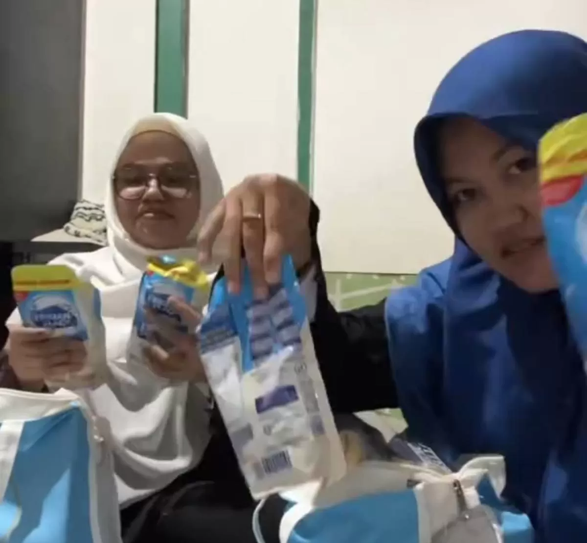 Momen warga buka bingkisan lebaran dari Prabowo (Ist)