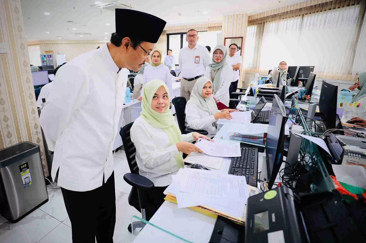 Mensos Gus Ipul melakukan sidak di Kantor Kemensos pada hari pertama masuk kerja usai Lebaran 2026 (Kemensos)