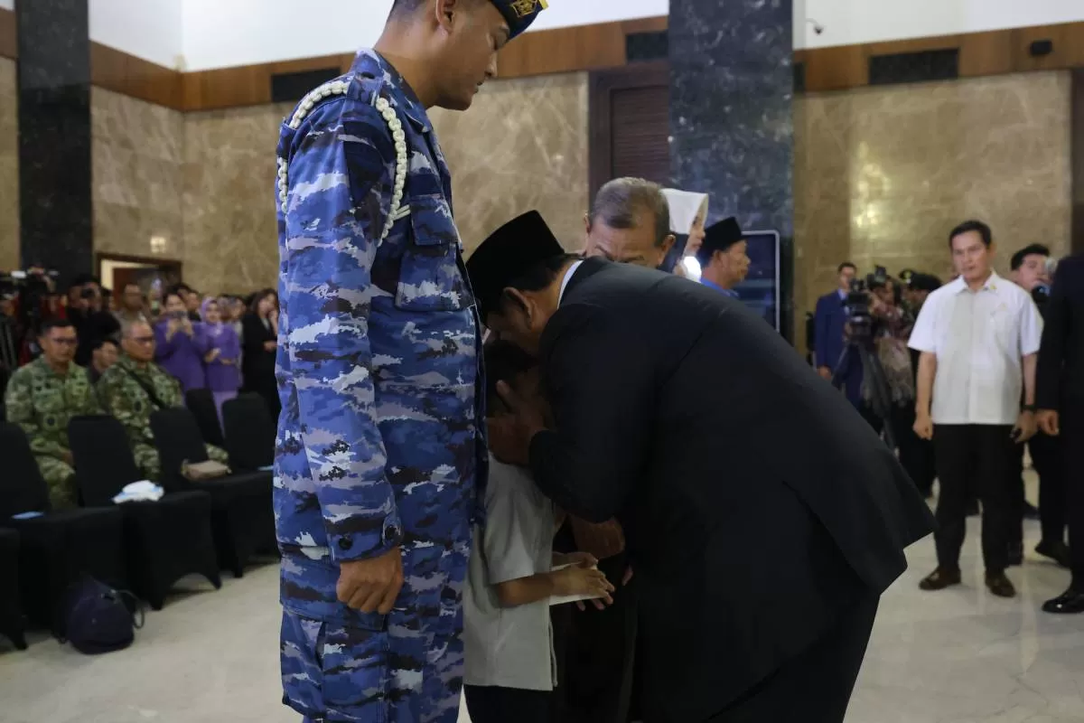 Momen Prabowo peluk anak prajurit TNI yang gugur di Lebanon (Ist)