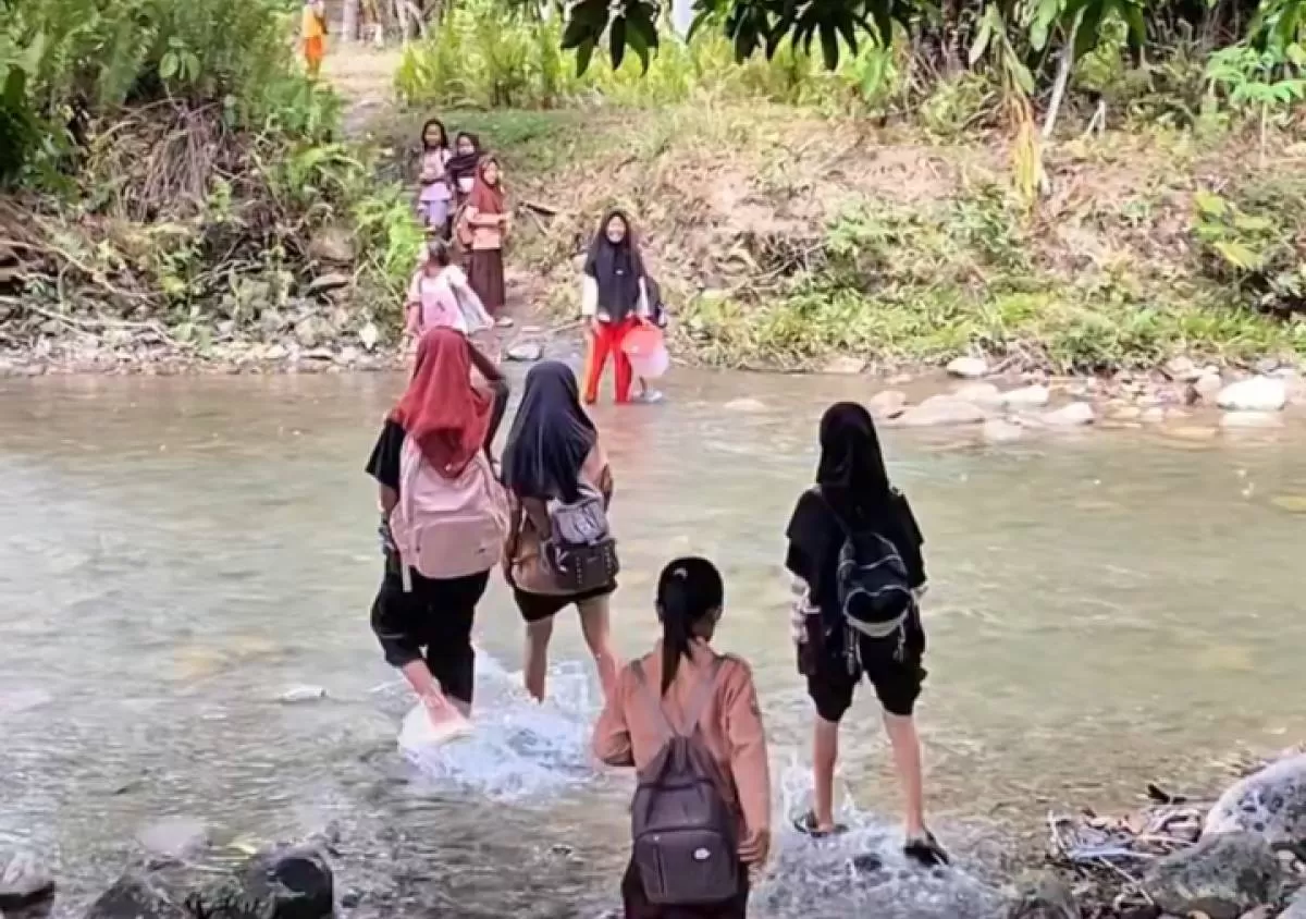 Pelajar SD di Sulteng seberangi sungai untuk menuju sekolah mereka (Ist)