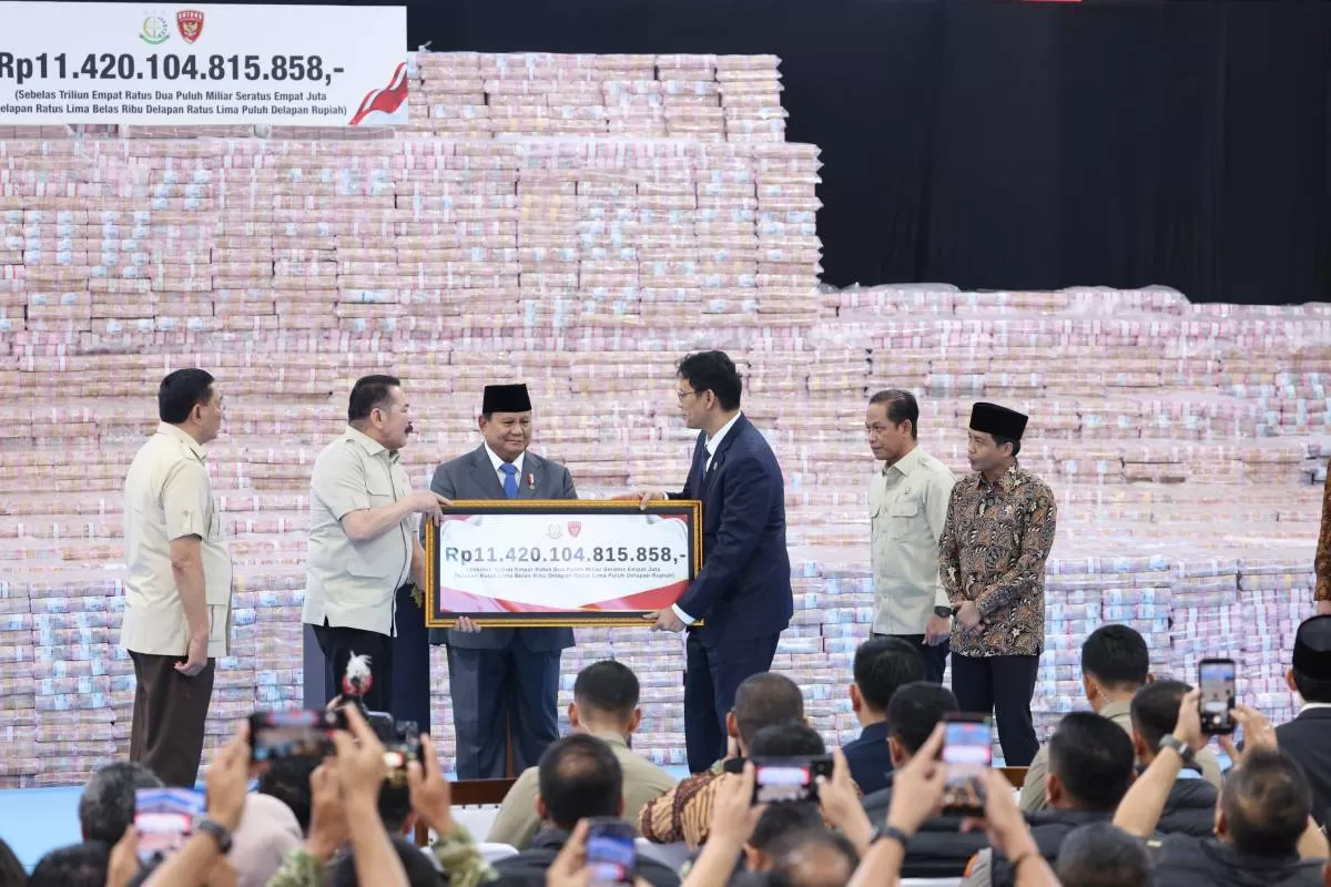 Presiden Prabowo saksikan penyerahan denda administrasi dari aktivitas ilegal (Ist)