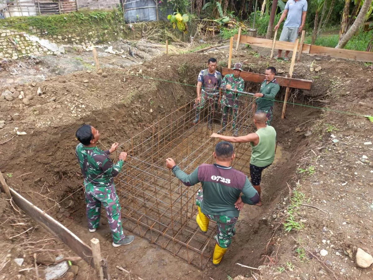Warga dan TNI bahu membahu membangun kembali jembatan penghubung Klaten-Yogya (Ist)