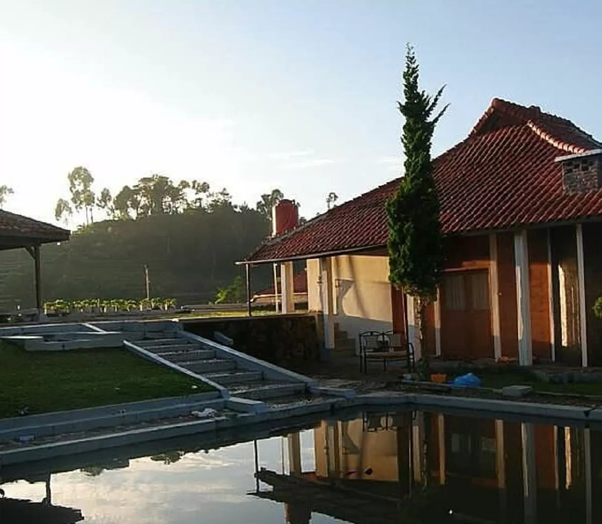 Villa Kayu Ciwidey, tempat menginap yang recommended saat liburan ke Bandung (Instagram @villakayuciwidey)