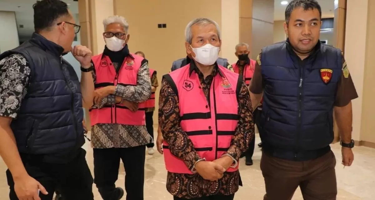 Momen Kejagung giring 8 orang, termasuk mantan Dirut BJB Yuddy Renaldi pada kasus pemberian kredit Sritex pada Juli 2025. (Kejaksaan RI)
