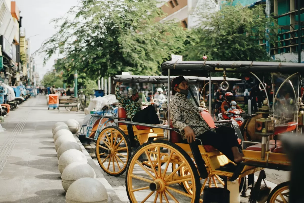 Ilustrasi - Tempat wisata dekat stasiun kereta api, salah satunya Malioboro, Yogyakarta (Unsplash/Farhan Abas)