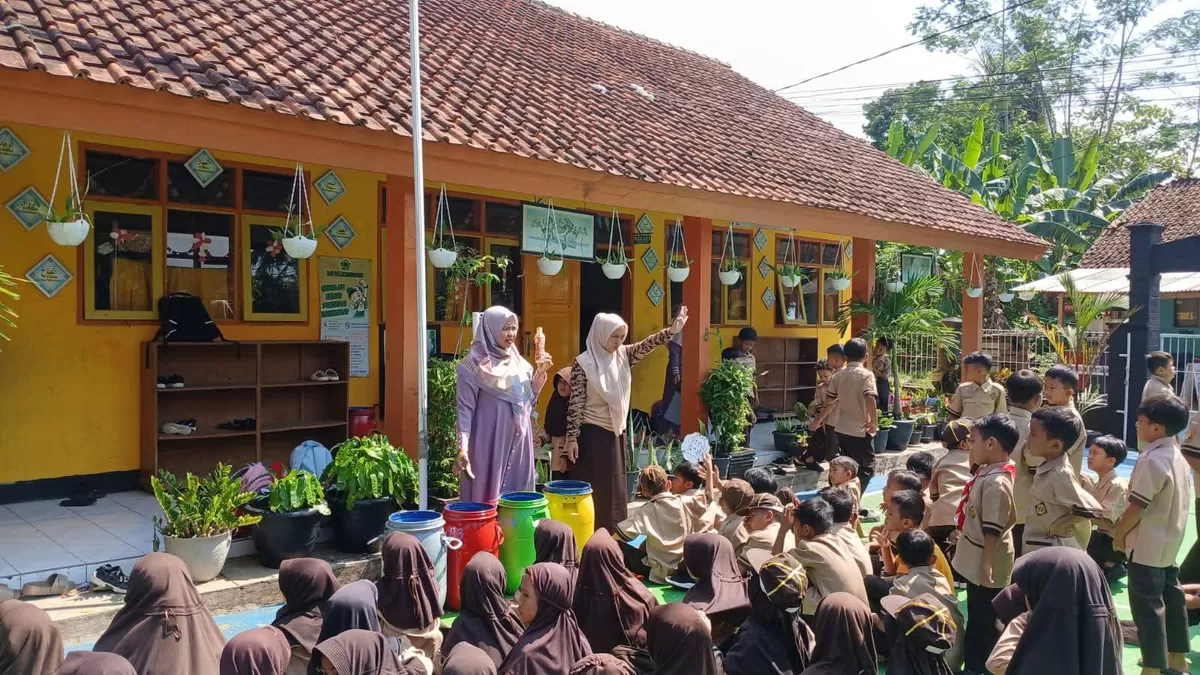 Para siswa MI Bojongsari bersiap melaksanakan penanaman pohon (Ist)