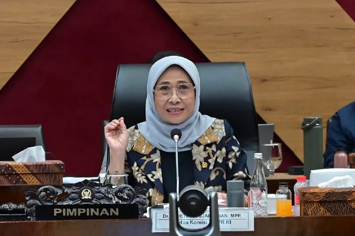 Ketua Komisi X DPR RI Hetifah Sjaifudian merenspons kebijakan penghapusan guru honorer (DPR RI)