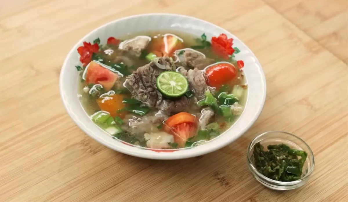 Resep sop sengkel sapi ala Chef Devina untuk mengolah daging kurban (YouTube Devina Hermawan)