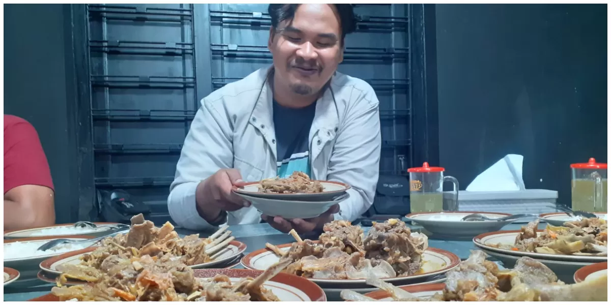 Pembeli mencicipi makanan di Warung Aneka Kambing Boerawa di Desa Kalikebo, Kecamatan Trucuk, Kabupaten Klaten, Jawa Tengah. (Portaloka.id/Wulan Kurnia Putri)