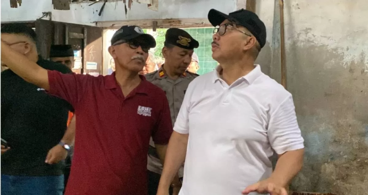 Wali Kota Yogyakarta, Hasto Wardoyo saat meninjau langsung lokasi bedah rumah yang dilakukan Pemkot Yogyakarta.  (Pemkot Yogyakarta)