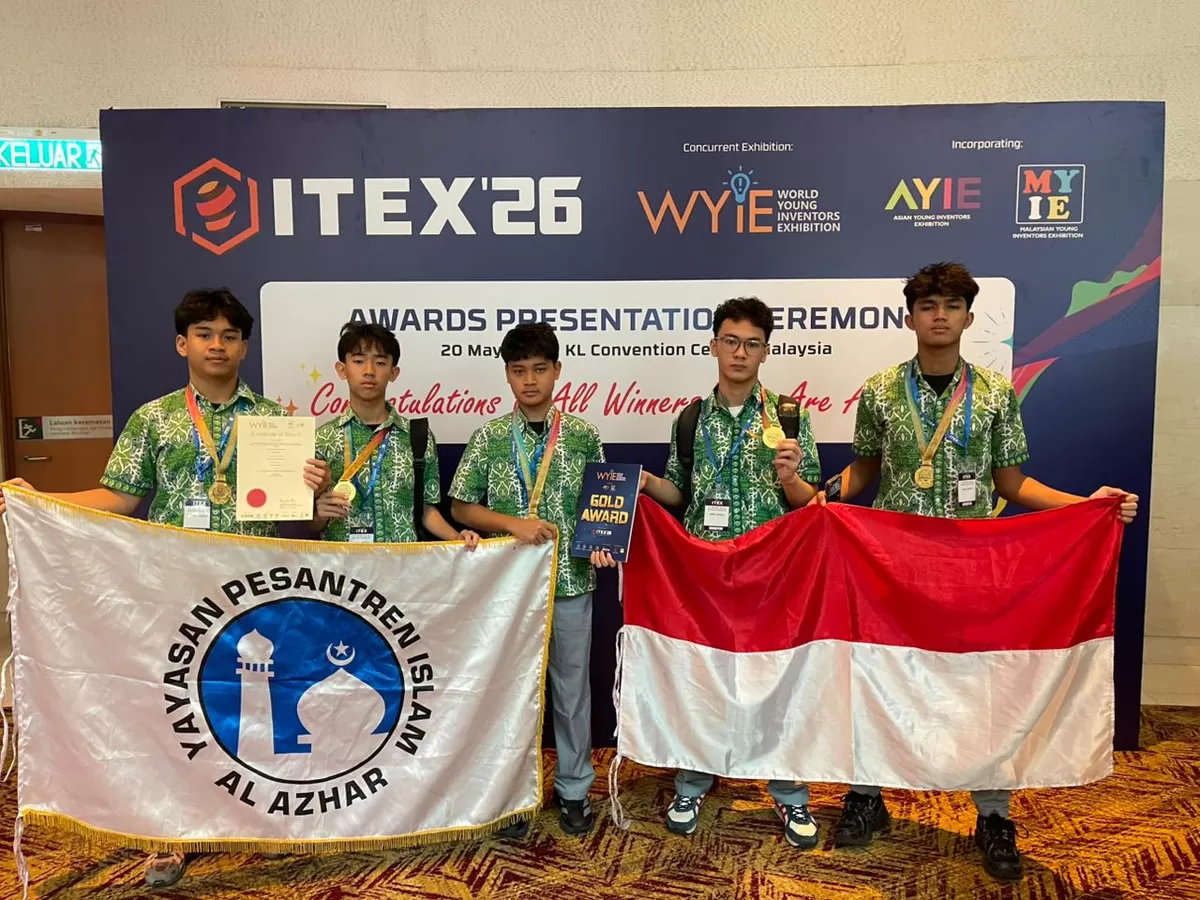Kontingen SMA Islam Al Azhar 8 Kota Bekasi yang meraih gold medal di ajang World Young Inventors Exhibition (WYIE) 2026 yang diselenggarakan di Kuala Lumpur, Malaysia pada 18&ndash;20 Mei 2026.  (Dok SMA Islam Al Azhar 8 Kota Bekasi)