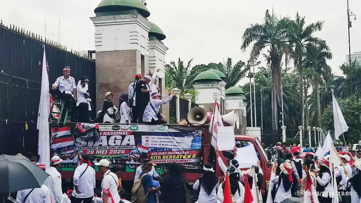 Guru madrasah swasta menggelar aksi unjuk rasa di depan Gedung DPR RI Jakarta, 20 Mei 2026 (Ist)