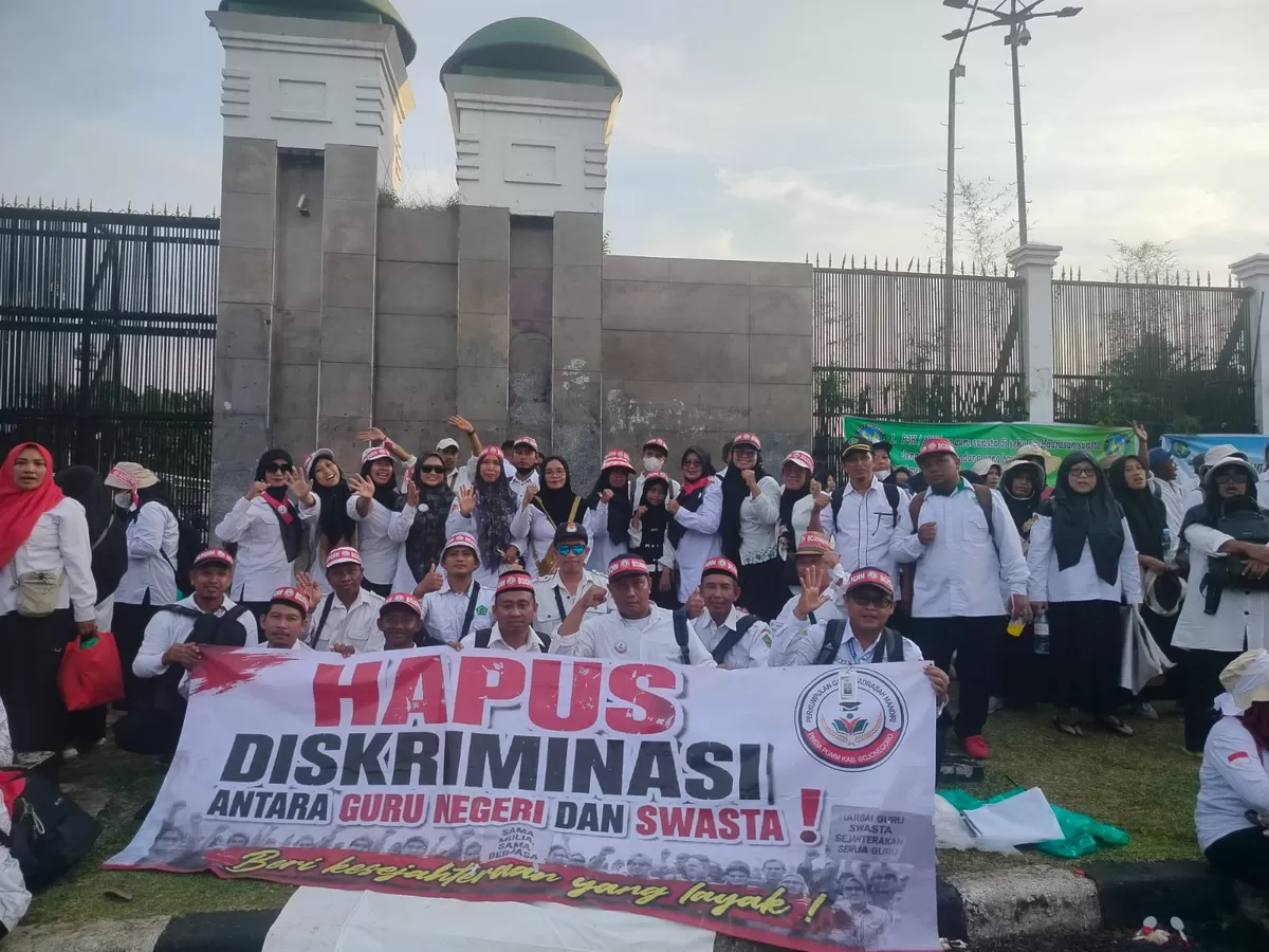 Puluhan ribu guru madrasah dan sekolah swasta menggelar aksi di depan Gedung DPR RI Jakarta, Rabu (20/5)  (Istimewa)