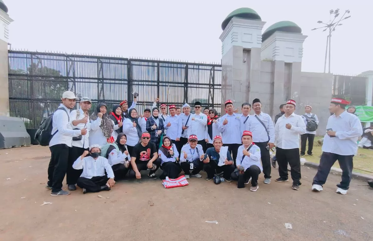 Guru madrasah swasta menggelar aksi di depan Gedung DPR RI Jakarta, Rabu (20/5)  (Ist)
