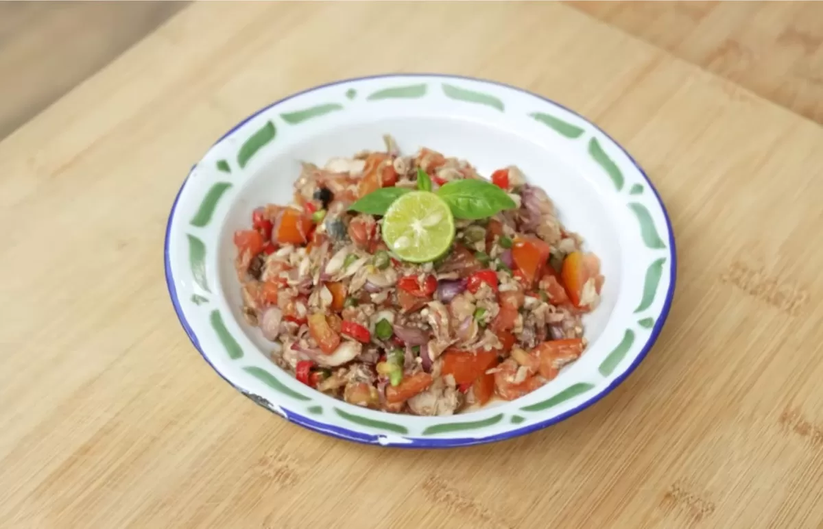 Cara mudah membuat sambal ikan kembung ala Chef Devina (YouTube Devina Hermawan)