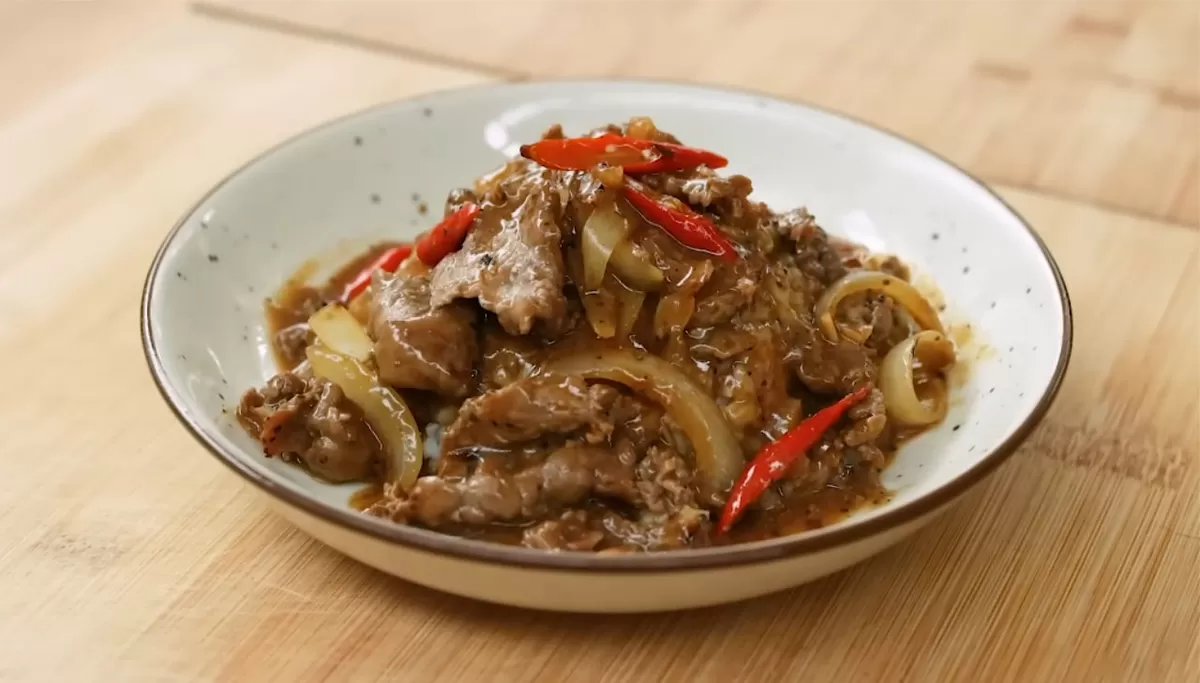 Cara membuat sapi saus lada hitam untuk mengolah daging kurban (YouTube Devina Hermawan)