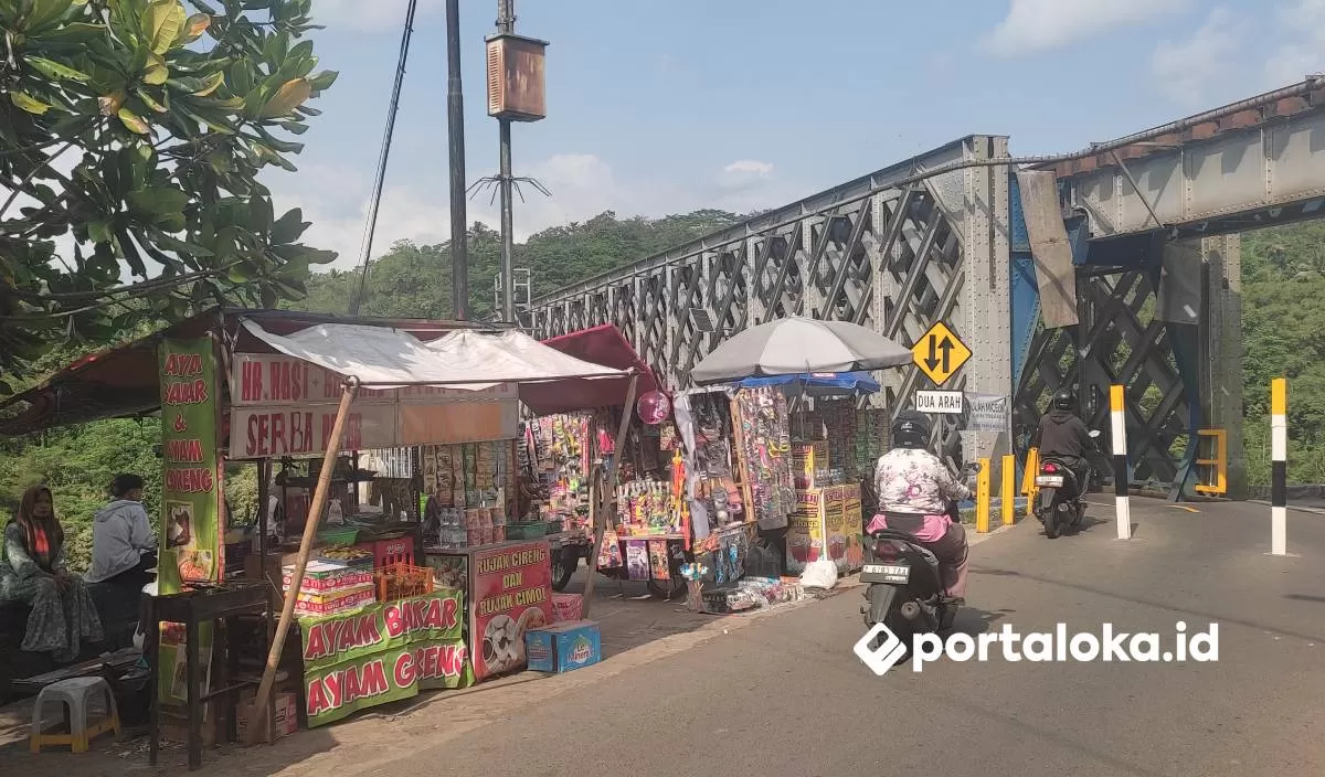 Kondisi terkini Jembatan Cirahong Ciamis dipenuhi lapak pedagang (Portaloka.id/Arman)