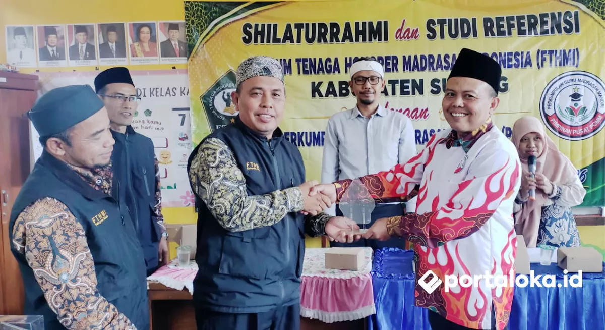 Ketua FTHMI Subang (kiri) menyerahkan plakat kepada Ketua PGMM Ciamis (kanan) (Portaloka.id/Arman)