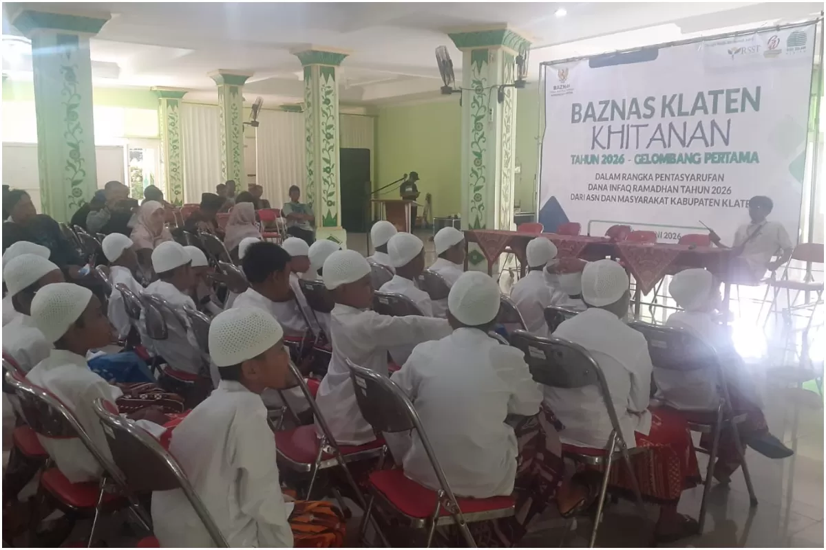 Acara khitanan massal diselenggarakan oleh Badan Amil Zakat Nasional atau Baznas Klaten di Komplek Masjid Raya Klaten Jawa Tengah, Kamis pagi, 26 Juni 2026. (Portaloka.id/Wulan Kurnia Putri)
