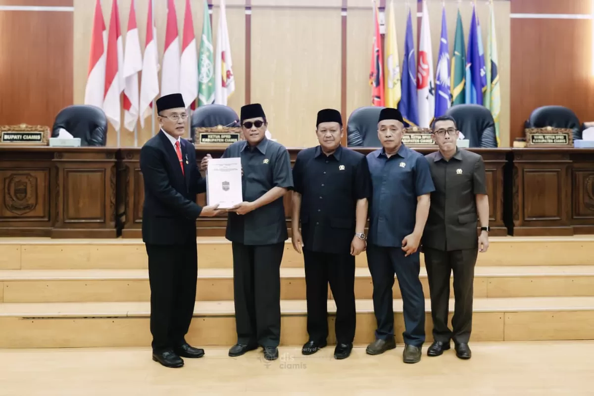 Bupati Ciamis menyerahkan Raperda Pertanggungjawaban Pelaksanaan APBD Tahun 2025 kepada Ketua DPRD Ciamis (Ist)