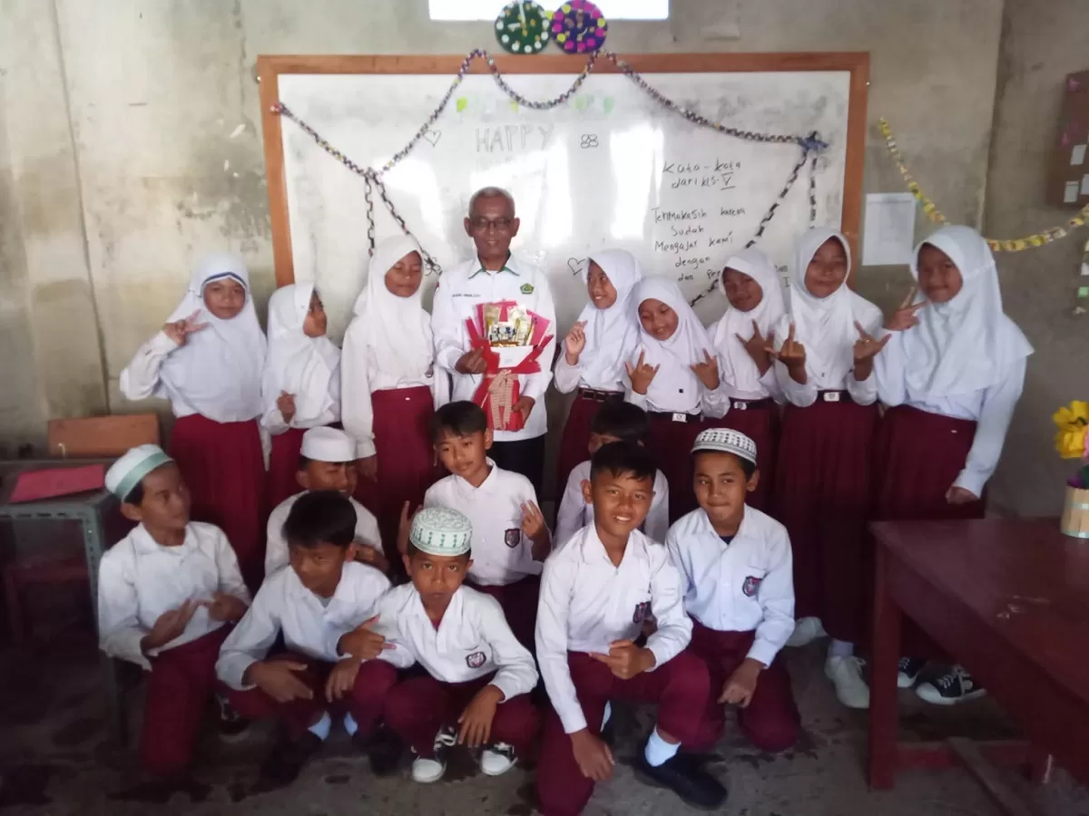 Hendri Johari, guru madrasah swasta honorer yang segera purna tugas (ist)