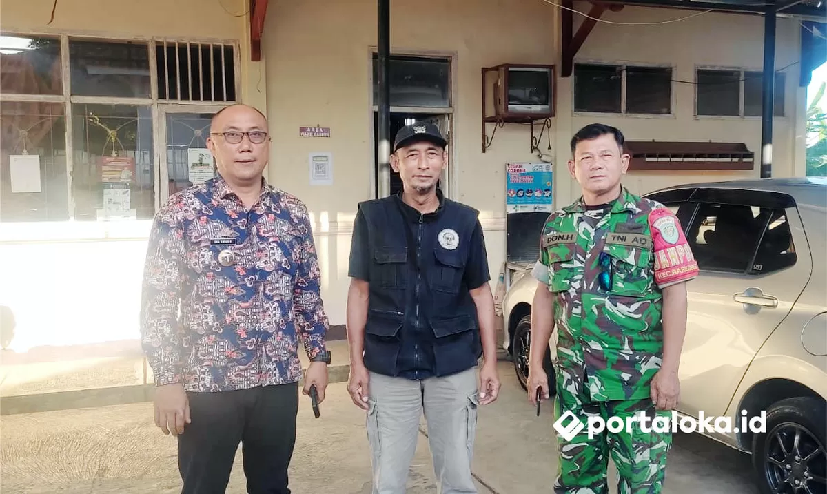 Camat Baregbeg Eka Yudha Katresna (kiri) menerima audiensi tokoh masyarakat Kecamatan Baregbeg, Ciamis (Portaloka.id/Arman)