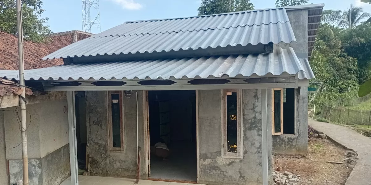 Mengintip penuturan haru jurnalis Promedia Group di Sukabumi dalam kelanjutan program &lsquo;Ganti Atap Rumah Wartawan&rsquo; yang didukung produk atap Alduro. (Dok. Promedia)