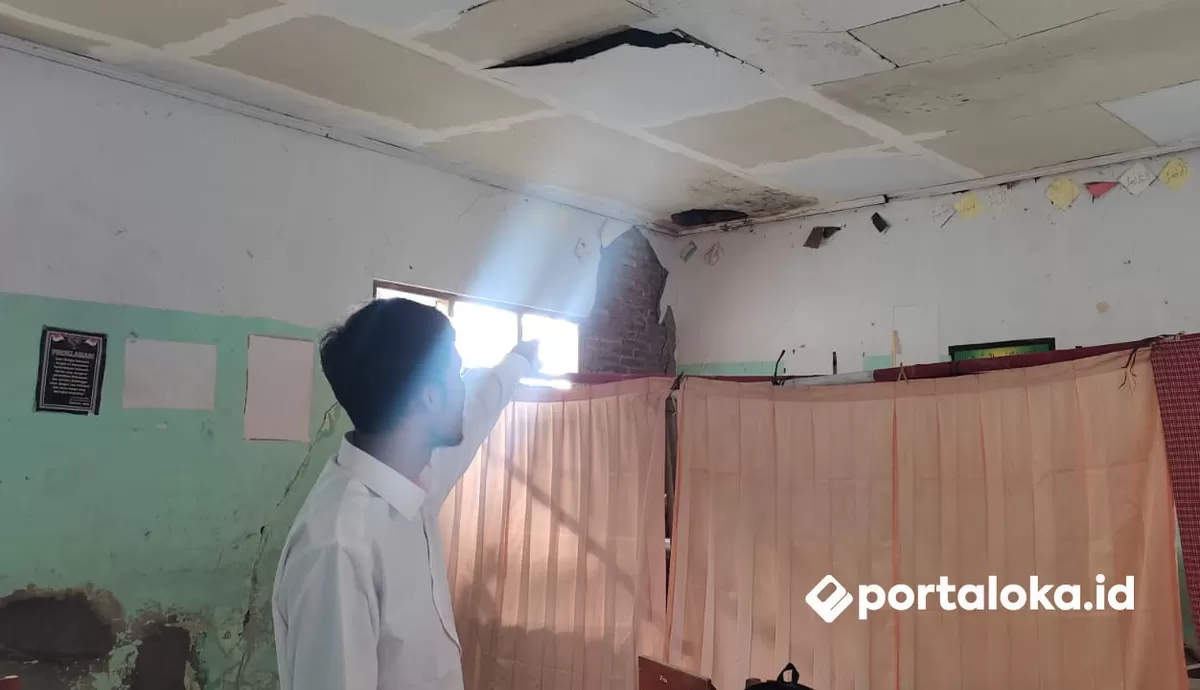Kondisi salah satu ruang kelas MI Karangtengah Ciamis yang bocor (Portaloka.id/Arman)
