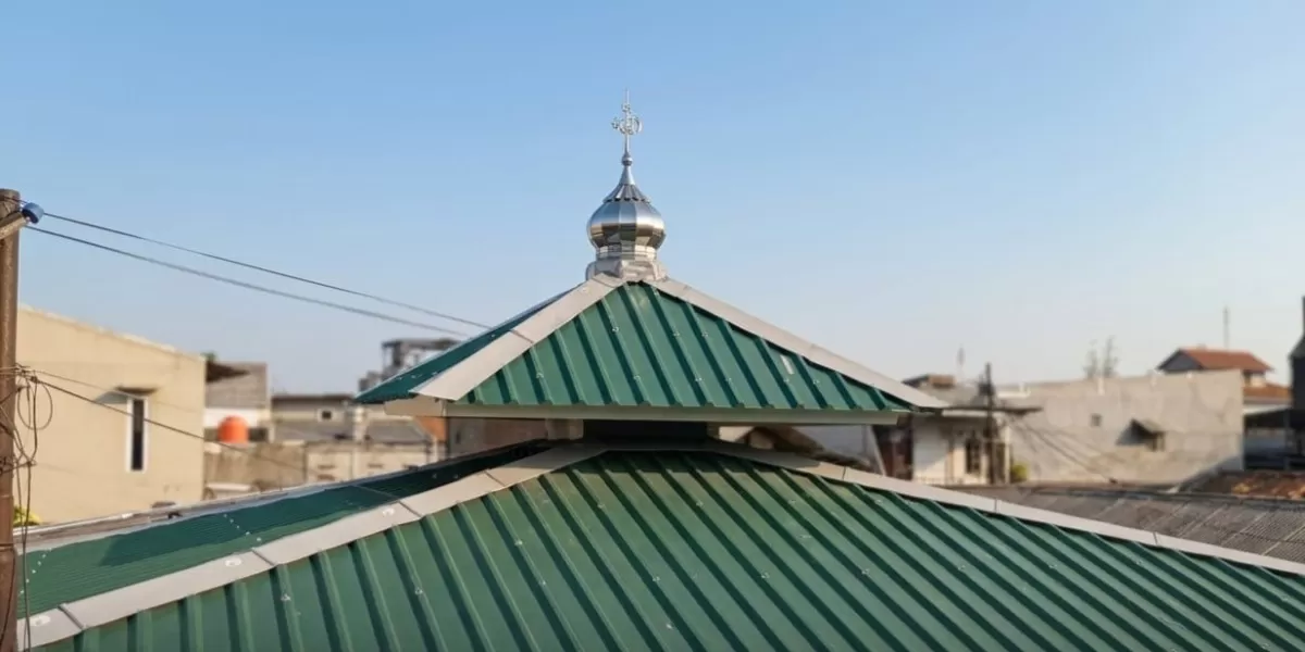 Promedia Group bersama SKI menghadirkan program "Ganti Atap Rumah Ibadah" untuk penggantian atap Musholla Al Barkah di Cakung, Jakarta Timur. (Dok. Promedia)