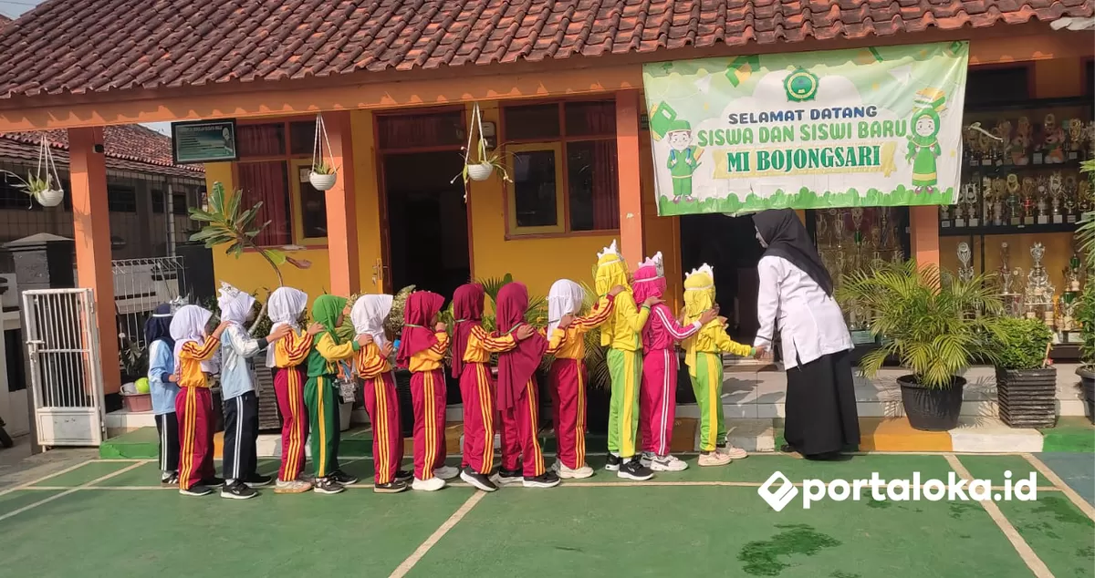 Mengenalkan lingkungan kepada murid baru pada kegiatan MATAMUDA MI Bojongsari Ciamis (Portaloka.id/Arman)