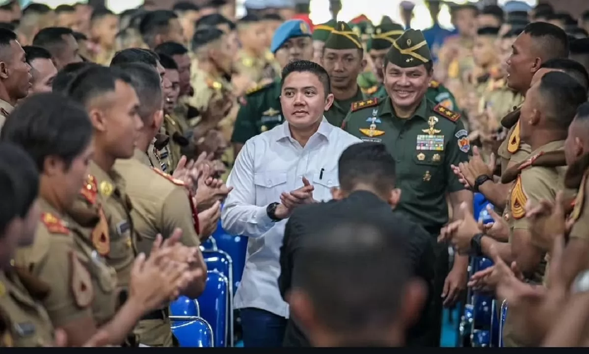 Seskab Teddy saat menyampaikan pembekalan kepada 1.600 taruna Akmil di Magelang. (Sekretariat Kabinet)